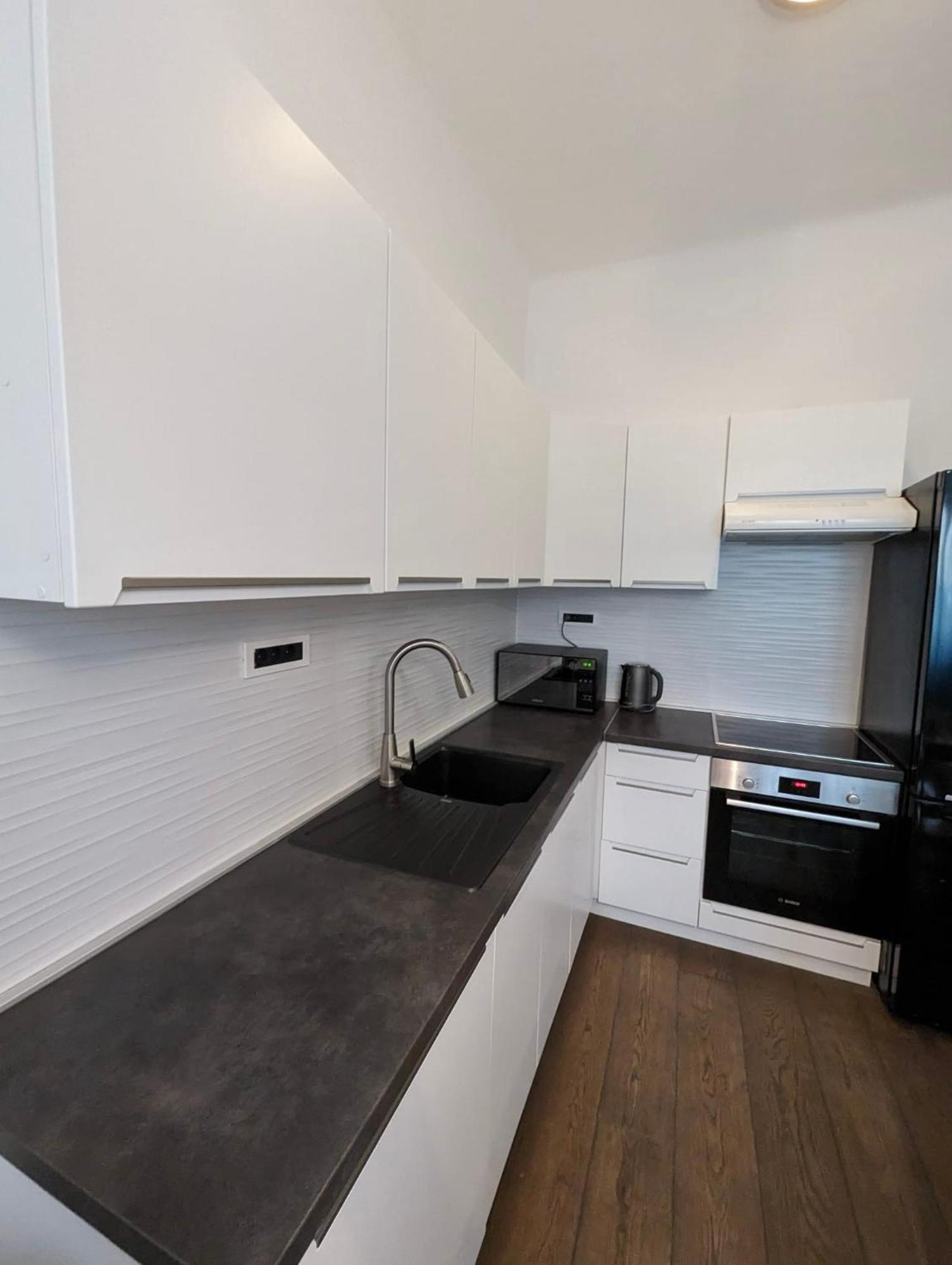 Fantabulous Downtown Abode W King Bed, 65" Tv, Washer And Tumble Dryer Загреб Экстерьер фото
