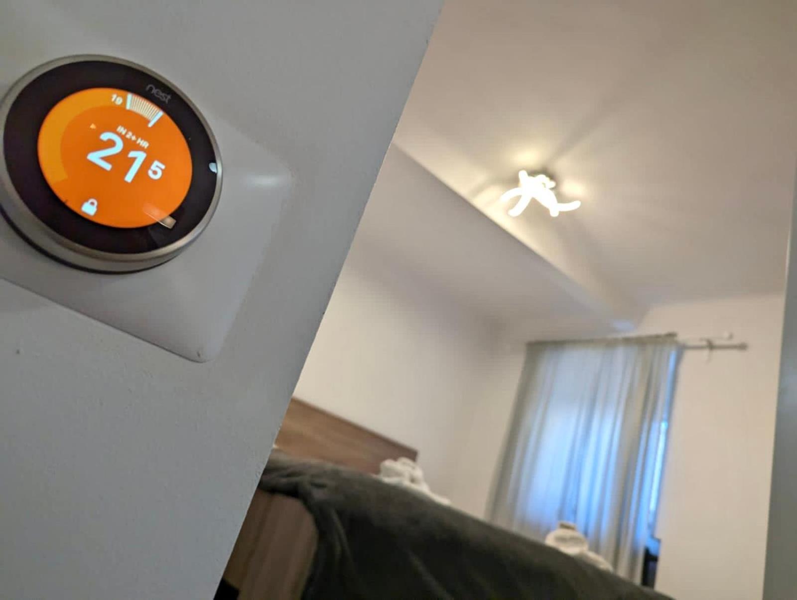 Fantabulous Downtown Abode W King Bed, 65" Tv, Washer And Tumble Dryer Загреб Экстерьер фото